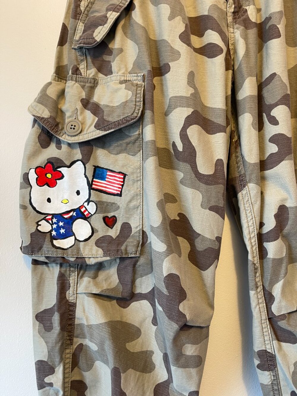 Hand-Painted Hello Kitty Camouflage Cargo Pants Levi's - Picture 5 of 7